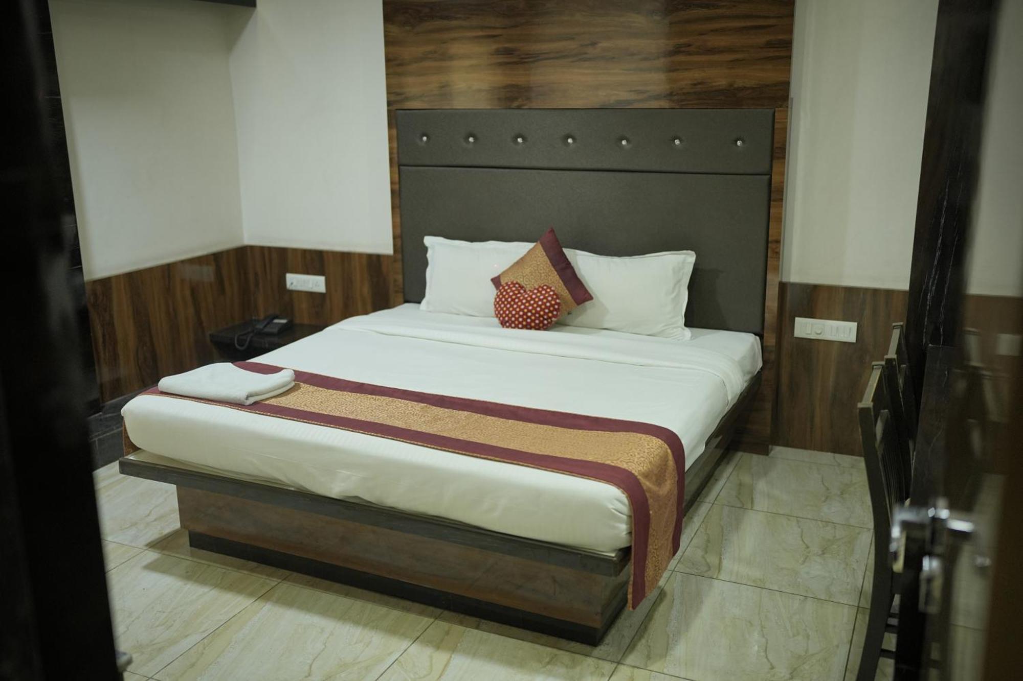 Atharva Hotel Гулбарга Экстерьер фото